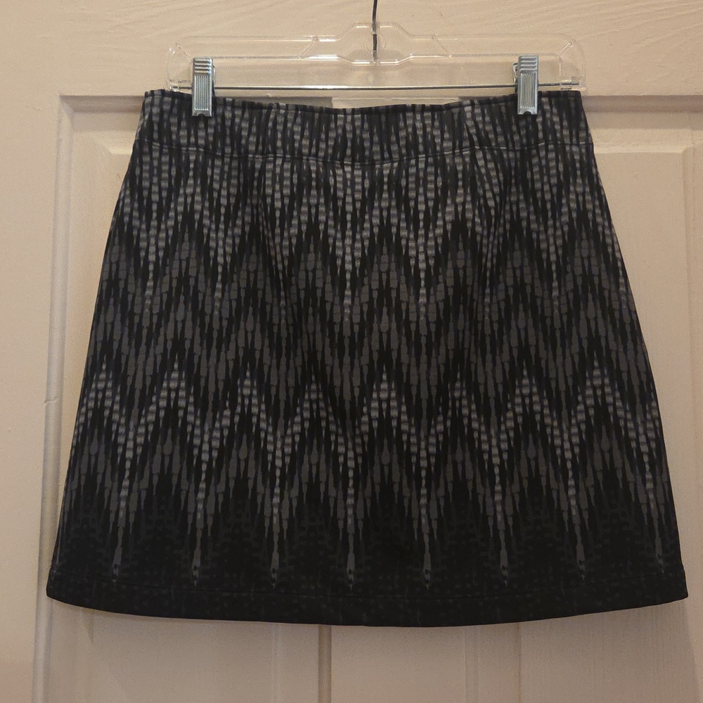 Athleta Pretty Black/Gray Mini Skirt In Very Good Condition! Stretchy Fabric. - Picture 2 of 10